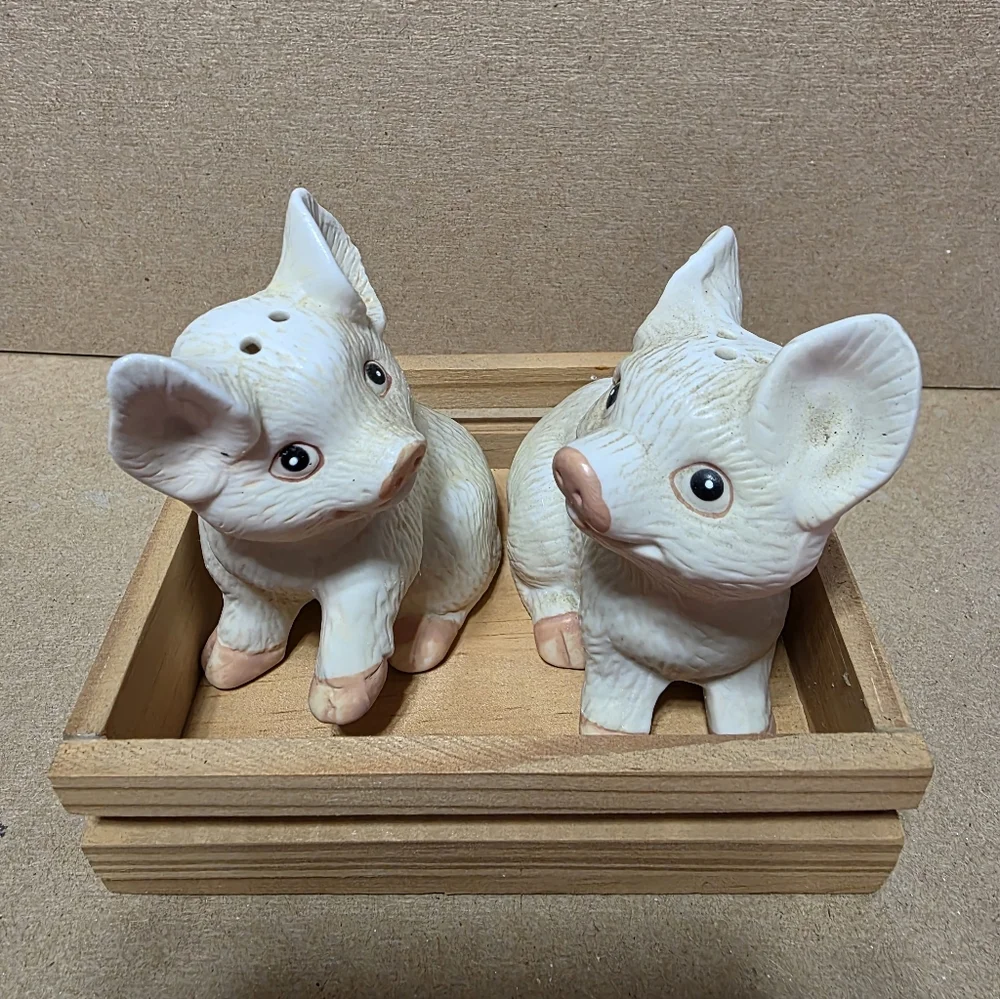 Vtg Pigs In Pen Salt Pepper Shaker Set #179